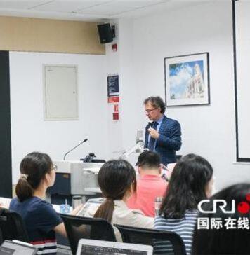 意大利前经济发展部副部长杰拉奇重回中国大学讲台