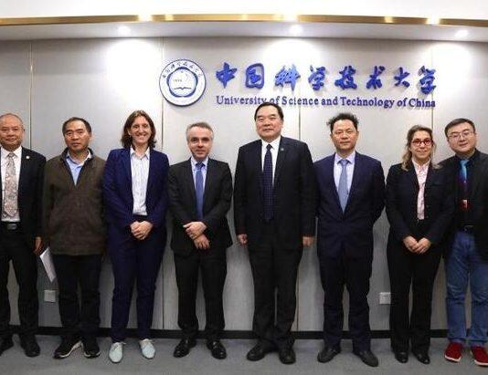 法国驻上海总领事纪博伟先生一行访问中国科学技术大学