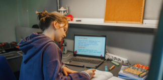 疫情之下,美国大学生处境如何?调查:近四成担心没钱撑到明年9月