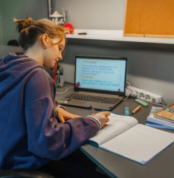 疫情之下,美国大学生处境如何?调查:近四成担心没钱撑到明年9月