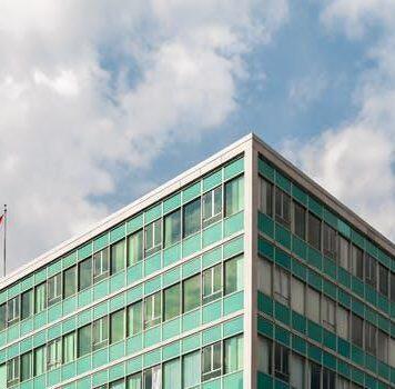 为什么中国学生选择去加拿大留学?