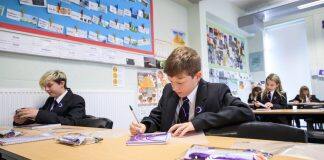 英国政府拨款7亿英镑支持因疫情而耽误的学校教育