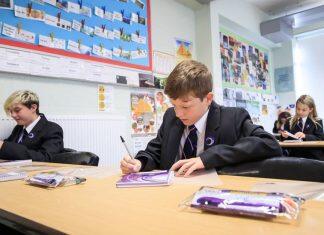 英国政府拨款7亿英镑支持因疫情而耽误的学校教育