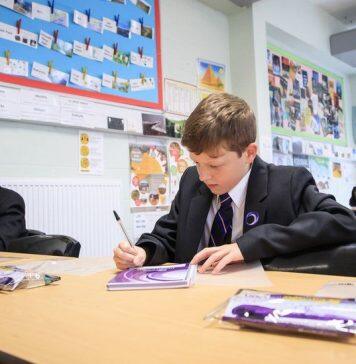 英国政府拨款7亿英镑支持因疫情而耽误的学校教育