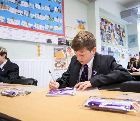 英国政府拨款7亿英镑支持因疫情而耽误的学校教育