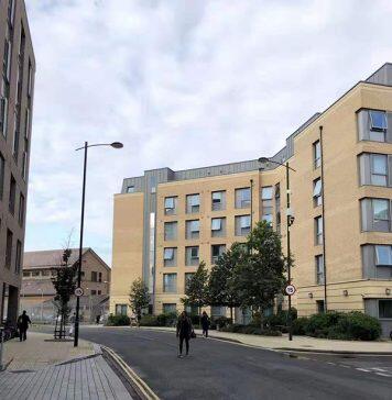 英国教育新闻:为吸引更多的留学生,英国大学降学费、下调入学要求!