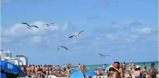 美国大学生不顾COVID-19大流行的持续,仍然坚持庆祝春假