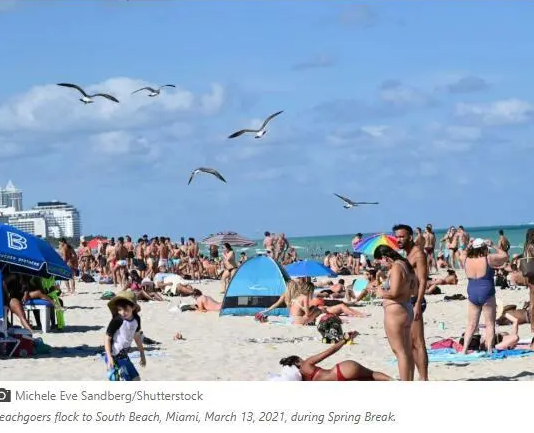 美国大学生不顾COVID-19大流行的持续,仍然坚持庆祝春假