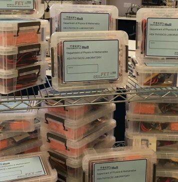 “带回家的实验室”帮助赫尔学生在疫情期间进行物理实验