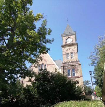 疫情之下,美国最有钱的大学涨学费也毫不手软