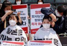 韩国大学生日本使馆前剃头,抗议其排放核污水入海决定