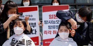 韩国大学生日本使馆前剃头,抗议其排放核污水入海决定