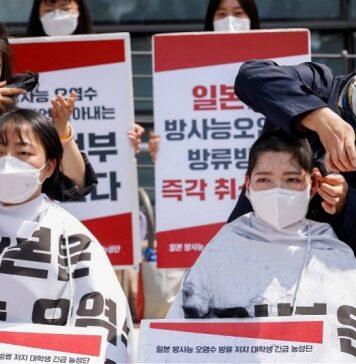 韩国大学生日本使馆前剃头,抗议其排放核污水入海决定
