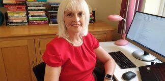 英国赫尔大学的Sue Turner获得女王生日荣誉奖授勋