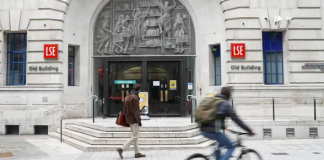 英国超过半数学生:不满意疫情期间线上课程