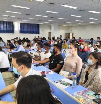 重庆大学2021年秋季学期国际学生法制教育大会顺利举行