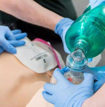 赫尔大学护理学系首批学生毕业