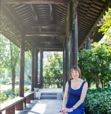 英国诺丁汉大学执行校长席若·韦斯特教授荣获“宁波市荣誉市民”称号