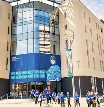 英国赫尔大学学生入围护理奖