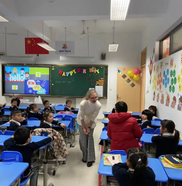 助力“双减”温肯外温州肯恩大学外教走进温肯实小为一年级上英语课