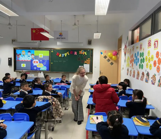 助力“双减”温肯外温州肯恩大学外教走进温肯实小为一年级上英语课