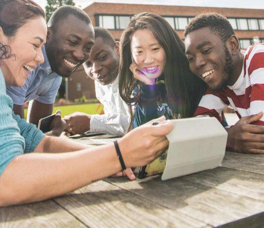 赫尔大学与Cowrie奖学金基金会合作为黑人学生提供奖学金