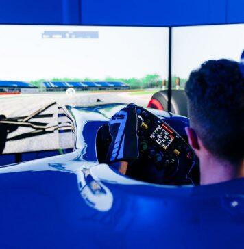 赫尔大学的电动赛车队利用高端模拟器训练参加国际比赛