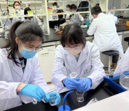 澳门大学举办“科研探索之旅”吸引诸多师生体验研究的乐趣