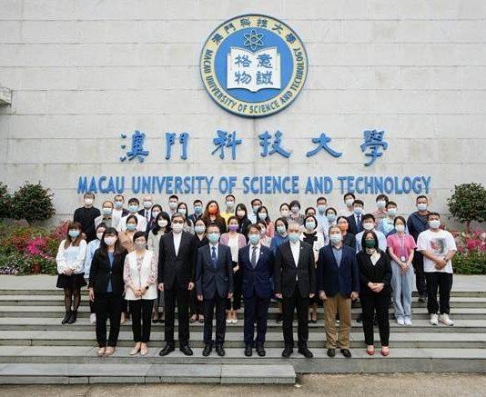 澳门科技大学向长期服务的教职员颁发长期服务奖