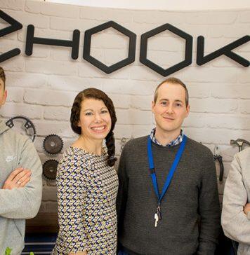 威尔士亲王为提赛德大学毕业生亲自颁发荣获英国“女王企业奖”