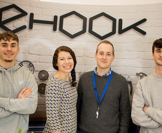 威尔士亲王为提赛德大学毕业生亲自颁发荣获英国“女王企业奖”