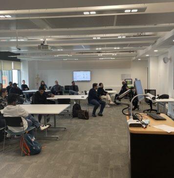 伯恩茅斯大学商学院毕业生返回与在校学生分享他们的职业经历