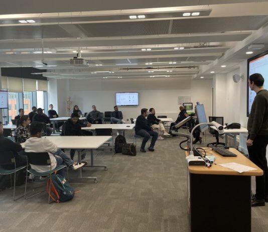 伯恩茅斯大学商学院毕业生返回与在校学生分享他们的职业经历