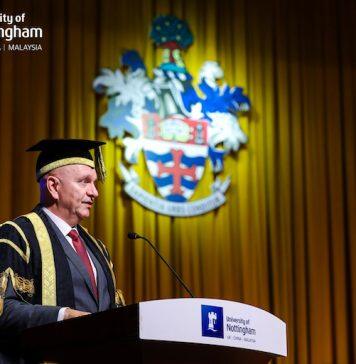 宁波诺丁汉大学为2022届毕业生举行英式毕业典礼