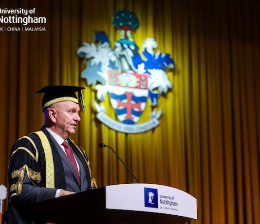 宁波诺丁汉大学为2022届毕业生举行英式毕业典礼