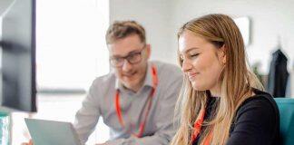 庆祝英国赫尔大学商学院和峰会媒体的十年人才合作