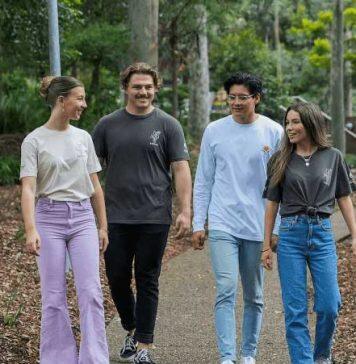 澳大利亚纽卡斯尔大学近期推出了一款新校服并具有驱蚊效果