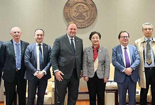 法国凯致商学院校长Alexandre de NAVAILLES一行到访上海交通大学