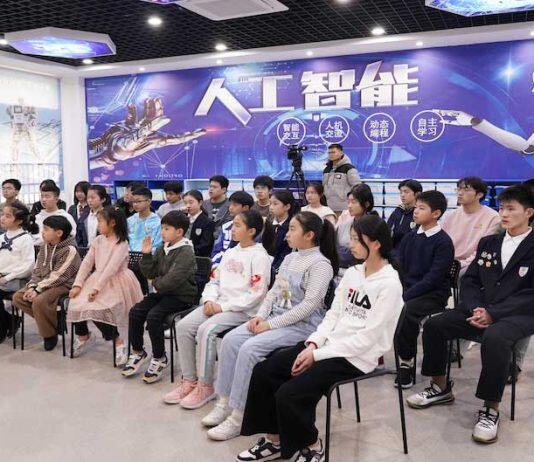 开启“芯”旅程 西浦学者在中小学课堂畅谈芯片的诞生