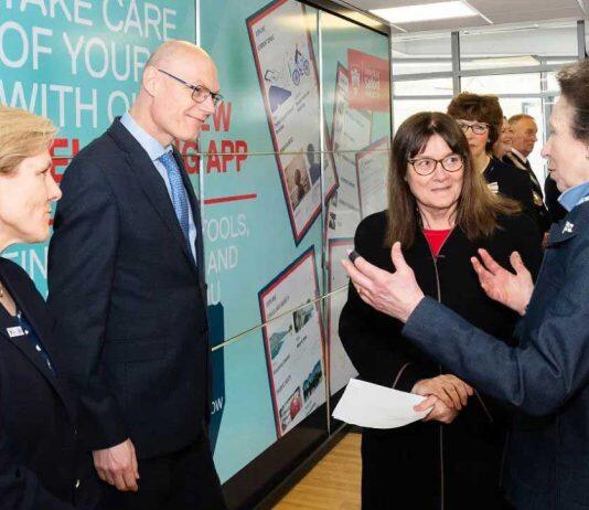 安妮长公主到访英国索尔福德大学