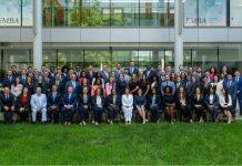 71名学生组成了耶鲁管理学院2025届EMBA班