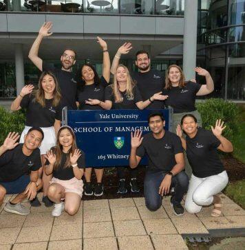 美国耶鲁大学管理学院为新生举办欢迎仪式