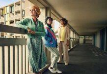 英国谢菲尔德哈勒姆大学授予获奖音乐剧《站在天空边缘》创作者荣誉学位