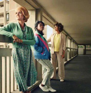 英国谢菲尔德哈勒姆大学授予获奖音乐剧《站在天空边缘》创作者荣誉学位