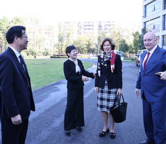 英国驻华大使吴若兰女士率团访问宁波诺丁汉大学