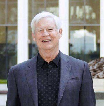 上海纽约大学Robert Engle教授荣获上海市“白玉兰纪念奖”