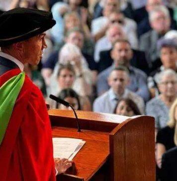 三位杰出人物被授予英国利兹大学荣誉学位