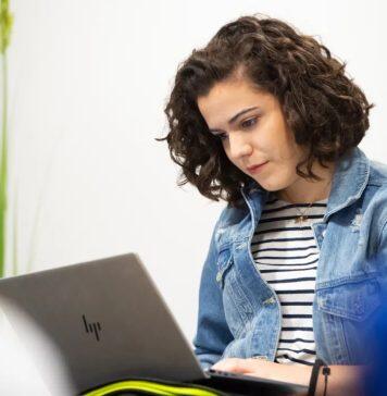 申请英国萨里大学25年春季线上硕士课程get学历提升新方式