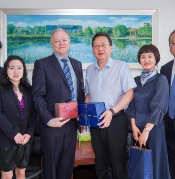 澳大利亚联邦大学副校长伊文·马里尔斯一行访问河北科技大学