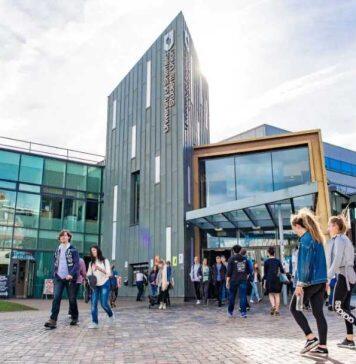 英国谢菲尔德大学跻身2025泰晤士高等教育世界大学前100名